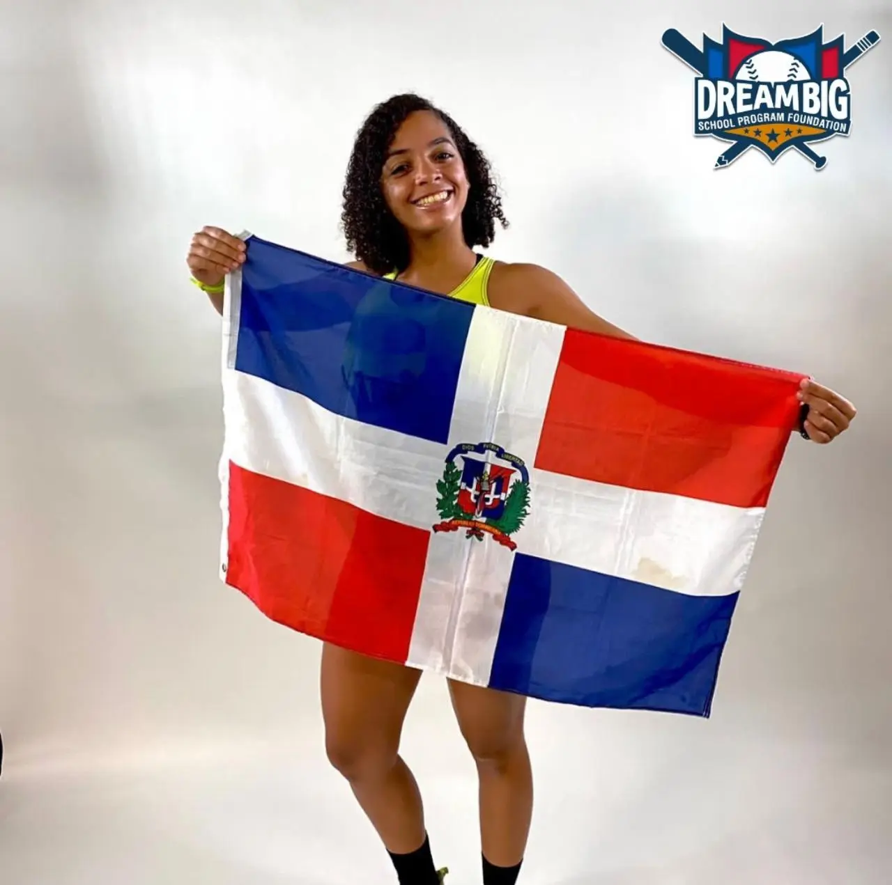 Mujer orgullosa con bandera Dominicana